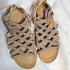 Pre- owned size 9.5 cross- crossed black and tan sandals